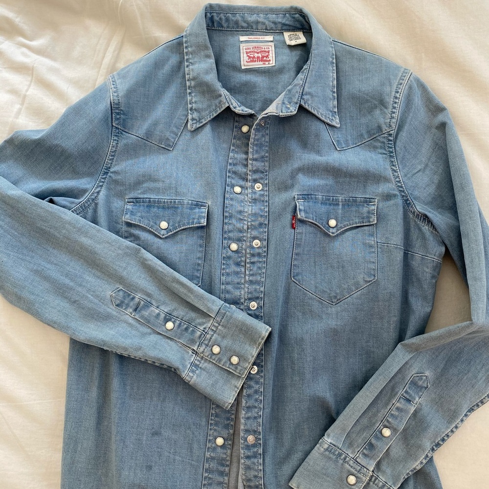 Levi’s Pearl-Snap Button-up Denim Shirt